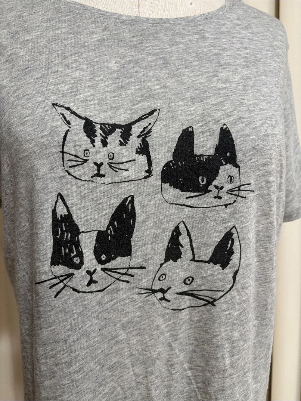 Banana Republic Grey Cat Face Graphic Tee super soft women’s Large